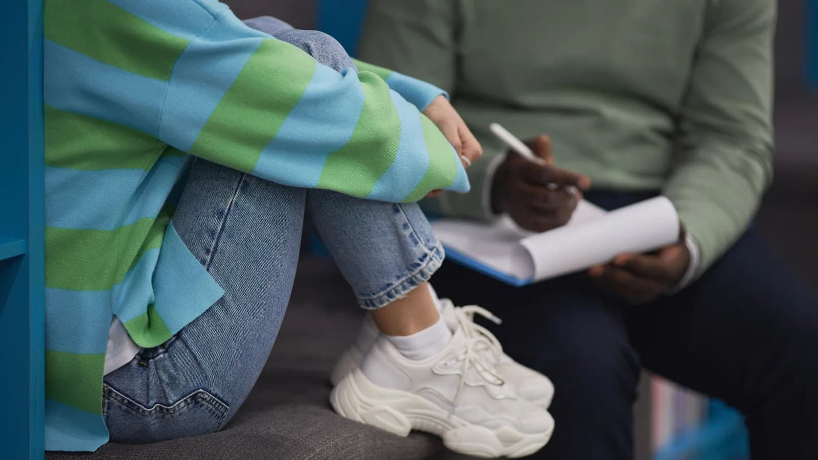 Teen girl talking with a therapist for a guide about co-occurring mental health disorders